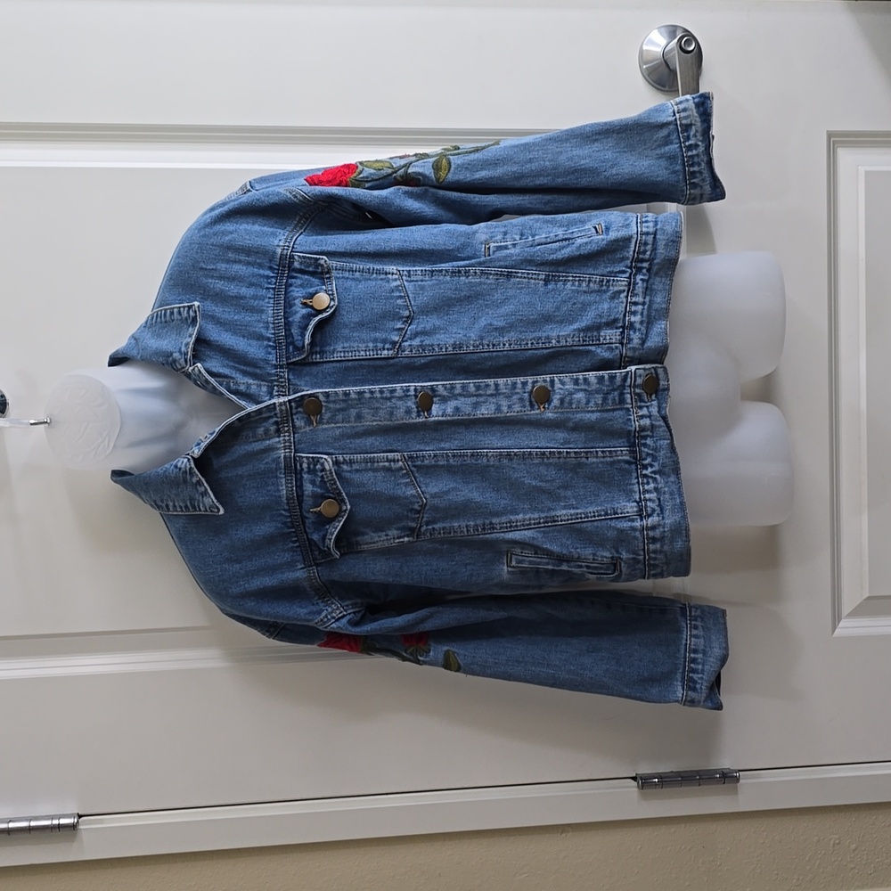 forever 21 embroidered rose denim jacket Size Small